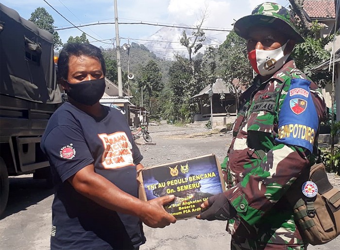 Tim Satgas Evakuasi TNI AU terus melakukan penyisiran dan pencarian korban hilang akibat erupsi gunung Semeru, Minggu (12/12/2021).