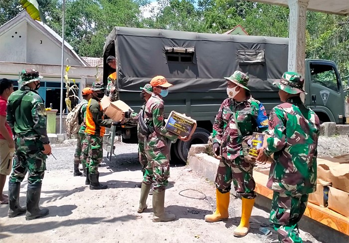 Tim Satgas Evakuasi TNI AU terus melakukan penyisiran dan pencarian korban hilang akibat erupsi gunung Semeru, Minggu (12/12/2021).