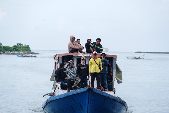 Pemeriksaan warga yang belum menjalani vaksinasi Covid 19 di Dermaga Kayu Bangkoa, Makassar, Senin (13/12/2021).