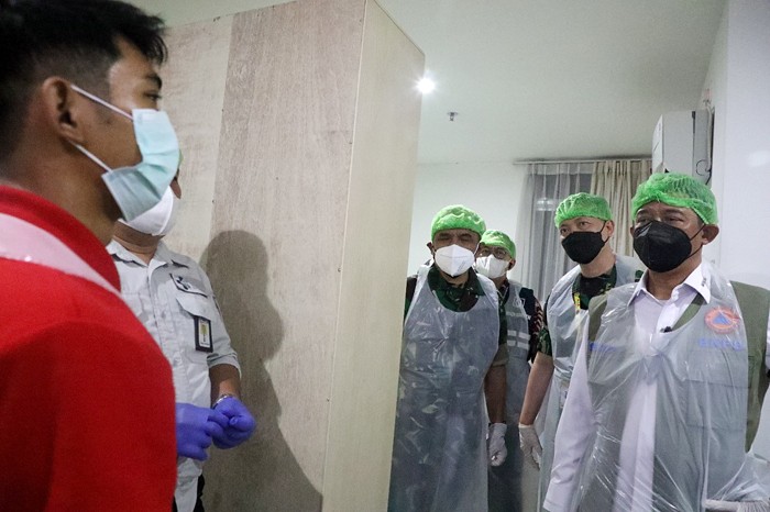 Kepala Badan Nasional Penanggulangan Bencana (BNPB) Letjen TNI Suharyanto meninjau dua lokasi karantina maupun isolasi terpusat di Jakarta.