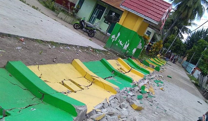 Dinding pagar di sebuah sekolah ambruk akibat terdampak getaran gempa magnitudo 7,5 yang mengguncang Larantuka, NTT di Kepulauan Selayar.