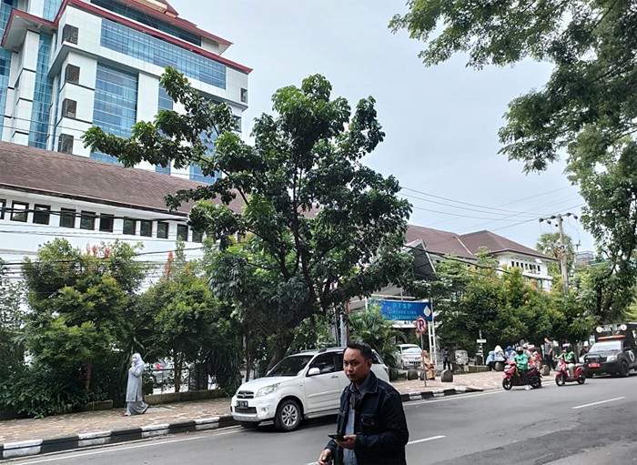 Sejumlah PNS dan pengunjung Balaikota Makassar berhamburan keluar untuk menyelamatkan diri saat gempa magnitudo 7,5 mengguncang Larantuka NTT.