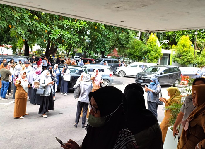 Sejumlah PNS dan pengunjung Balaikota Makassar berhamburan keluar untuk menyelamatkan diri saat gempa magnitudo 7,5 mengguncang Larantuka NTT.