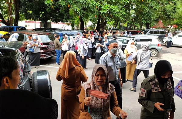 Sejumlah PNS dan pengunjung Balaikota Makassar berhamburan keluar untuk menyelamatkan diri saat gempa magnitudo 7,5 mengguncang Larantuka NTT.