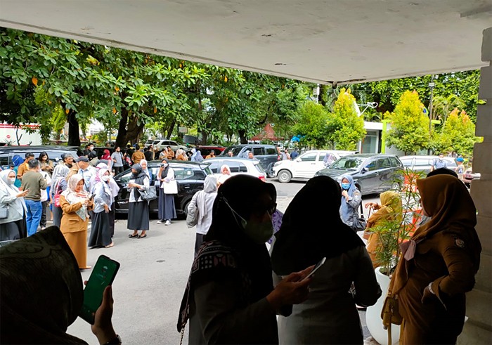 Sejumlah PNS dan pengunjung Balaikota Makassar berhamburan keluar untuk menyelamatkan diri saat gempa magnitudo 7,5 mengguncang Larantuka NTT.