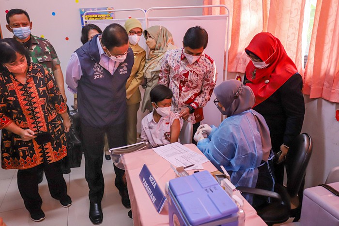 Gubernur DKI Jakarta Anies Baswedan (tengah) meninjau vaksinasi Covid-19 untuk anak di SDN Cempaka Putih Timur 03, Jakarta, Selasa (14/12/2021).