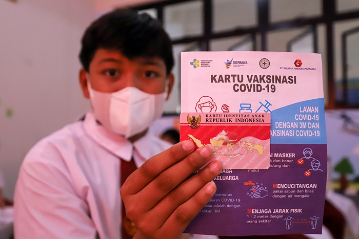Gubernur DKI Jakarta Anies Baswedan (tengah) meninjau vaksinasi Covid-19 untuk anak di SDN Cempaka Putih Timur 03, Jakarta, Selasa (14/12/2021).