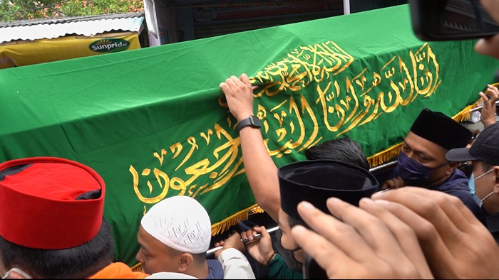 Ambulans yang membawa Jenazah Abraham Lunggana alias Haji Lulung saat tiba dirumah duka di Jalan Asofa Raya, Kebon Jeruk, Jakarta Barat, Selasa (14/12/2021).
