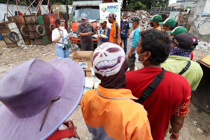 MNC Peduli salurkan beras dan sereal kepada Ketua RW 04 Sofwan Lutfie (kedua kiri) di Kelurahan Kedoya Utara, Jakarta Barat, Selasa, (14/12/2021).