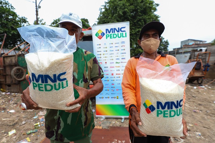 MNC Peduli salurkan beras dan sereal kepada Ketua RW 04 Sofwan Lutfie (kedua kiri) di Kelurahan Kedoya Utara, Jakarta Barat, Selasa, (14/12/2021).