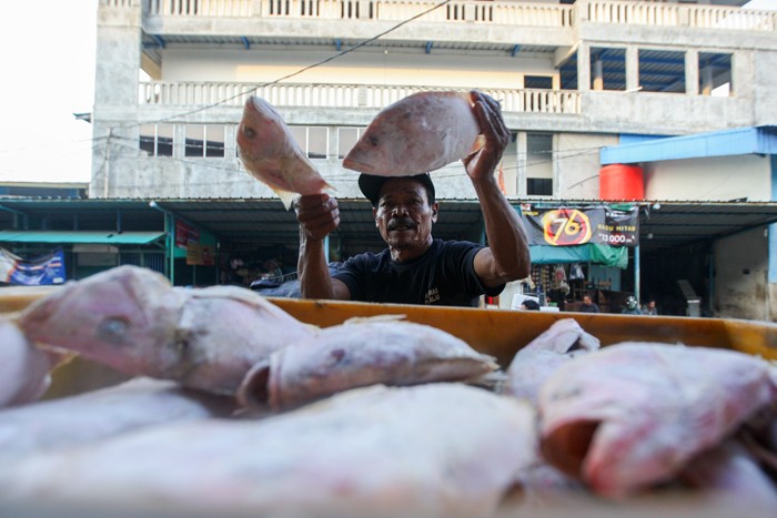 Pedagang saat mensortir ikan untuk dijual di Pasar Ikan Muara Angke, Jakarta Utara, Senin (13/12/2021).