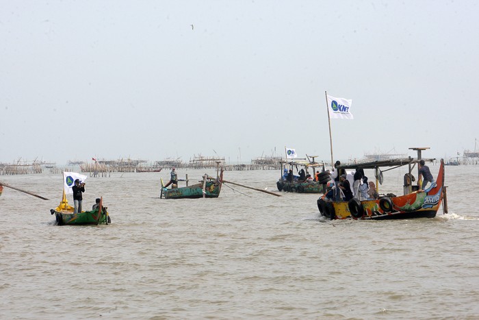 Sebanyak 30 nelayan yang tergabung dalam Kesatuan Nelayan Tradisional Indonesia Semarang menggelar Parade Perahu Nelayan Tradisional di Semarang.