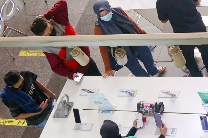 Suasana para pedagang dan pengunjung Pusat penjualan barang elektronik di Jakarta Pusat, Senin (13/12/2021).
