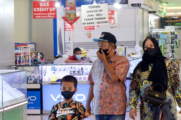 Suasana para pedagang dan pengunjung Pusat penjualan barang elektronik di Jakarta Pusat, Senin (13/12/2021).