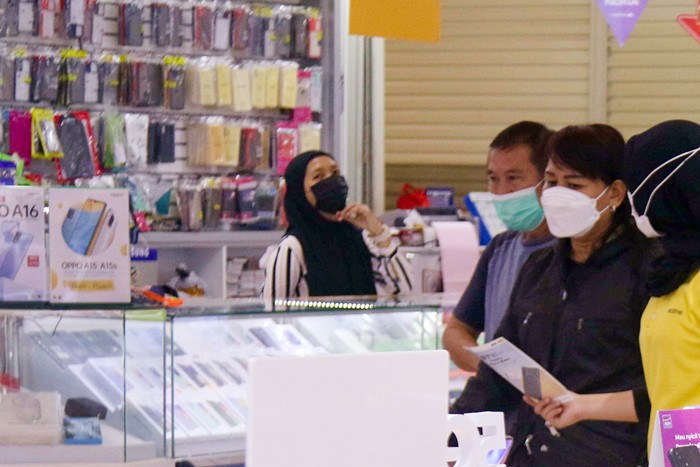 Suasana para pedagang dan pengunjung Pusat penjualan barang elektronik di Jakarta Pusat, Senin (13/12/2021).