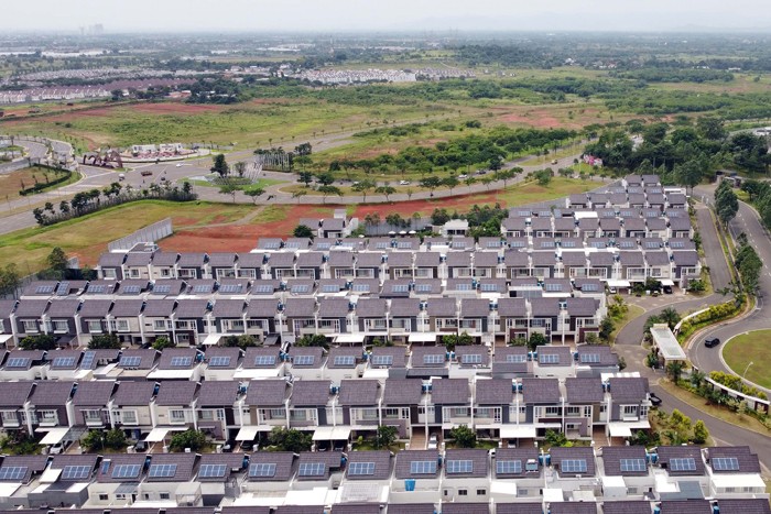Foto udara perumahan di kawasan Serpong menggunakan Sollar Panel, Selasa (14/12/2021).