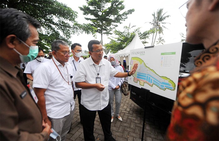 Direktur Utama PT Bank Tabungan Negara (Persero) Tbk Haru Koesmahargyo meninjau perumahan Panorama Garden di wilayah Malang, Jawa Timur.