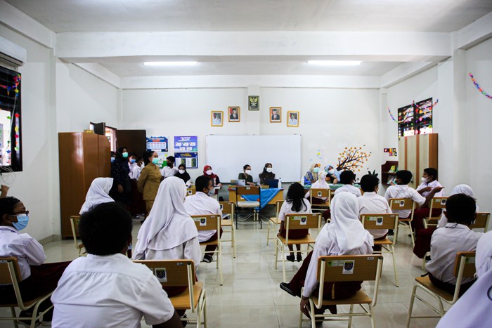 Potret Siswa Sekolah Dasar (SD) usia 6-11 tahun saat menerima dosis vaksin Covid-19 jenis Sinovac di SDN Depok 1, Jawa Barat, Selasa (14/12/2021).
