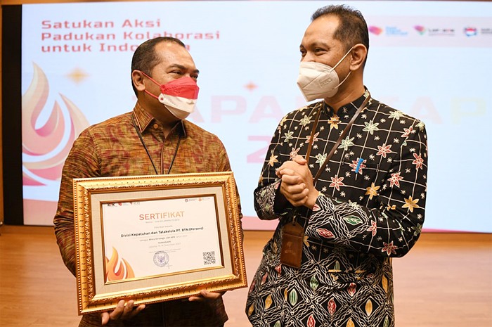 Direktur Compliance and Legal Bank BTN Eko Waluyo menerima penghargaan dari Wakil Ketua KPK Nurul Gufron dalam acara Hari Anti Korupsi Se-Dunia.