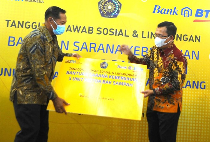 Direktur Utama PT Bank Tabungan Negara (Persero) Tbk Haru Koesmahargyo memberikan bantuan sepeda motor bak sampah kepada Universitas Muhamadiyah Malang.