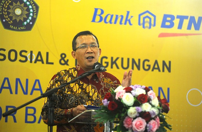 Direktur Utama PT Bank Tabungan Negara (Persero) Tbk Haru Koesmahargyo memberikan bantuan sepeda motor bak sampah kepada Universitas Muhamadiyah Malang.