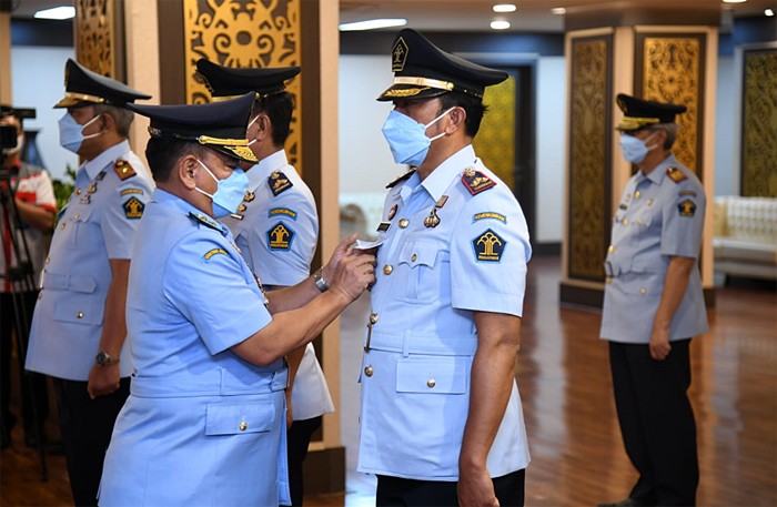 Sebanyak dua pejabat Kementerian Hukum dan HAM (Kemenkumham) yang berada di Kantor Wilayah (Kanwil) Banten dicopot dari jabatannya.