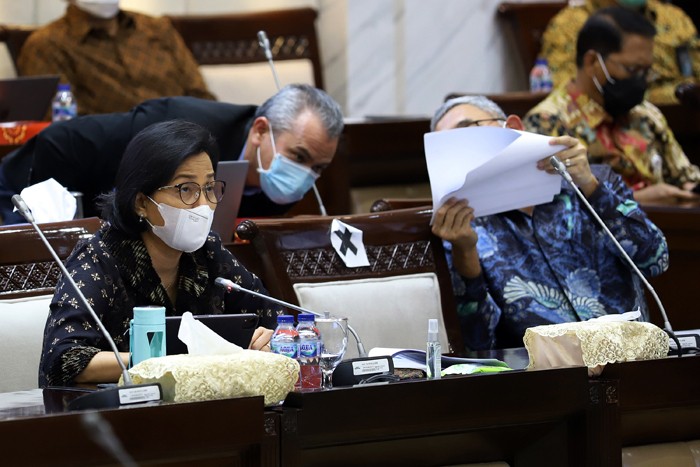 Menteri Keuangan Sri Mulyani menyampaikan paparannya saat mengikuti rapat kerja dengan Komisi XI DPR di Kompleks Parlemen, Jakarta, Rabu (15/12/2021).