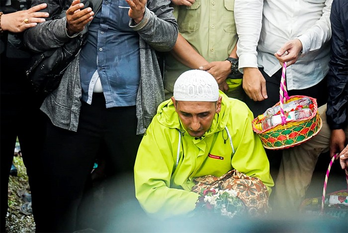 Petugas membantu keluarga memakamkan jenazah Haji Lulung di TPU Karet Bivak, Tanah Abang, Jakarta Pusat, Selasa (14/12/2021).