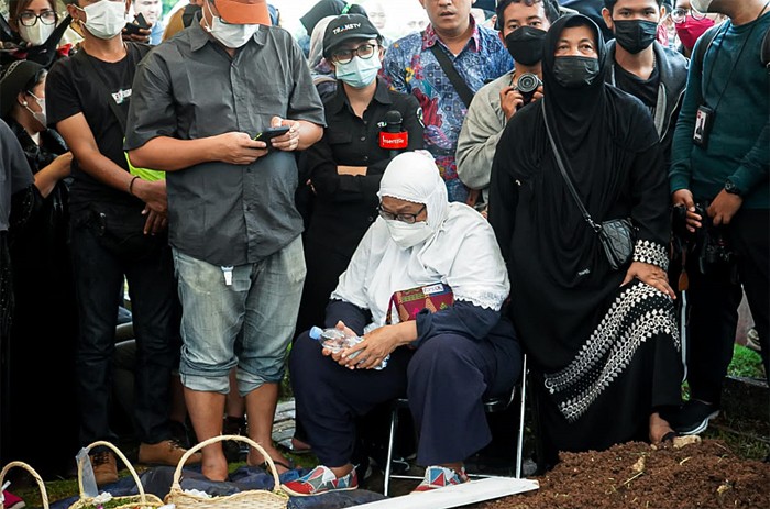Petugas membantu keluarga memakamkan jenazah Haji Lulung di TPU Karet Bivak, Tanah Abang, Jakarta Pusat, Selasa (14/12/2021).