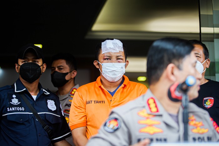 Tersangka perampokan toko gadai di Jagakarsa berinisial D diamankan di Polres Metro Jakarta Selatan, Selasa (14/12/2021).