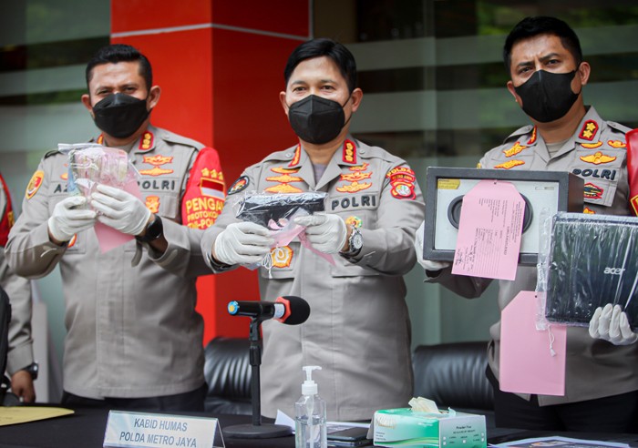 Tersangka perampokan toko gadai di Jagakarsa berinisial D diamankan di Polres Metro Jakarta Selatan, Selasa (14/12/2021).