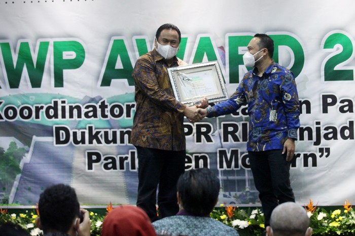 Wakil Ketua DPR Rahmat Gobel menerima award dari panitia Koordinatoriat Wartawan Parlemen di Media Center, Kompleks Parlemen MPR/DPR-DPD, Senayan.