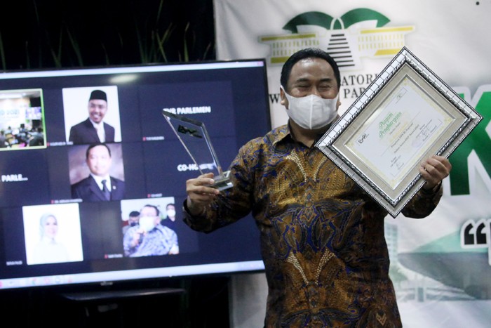 Wakil Ketua DPR Rahmat Gobel menerima award dari panitia Koordinatoriat Wartawan Parlemen di Media Center, Kompleks Parlemen MPR/DPR-DPD, Senayan.