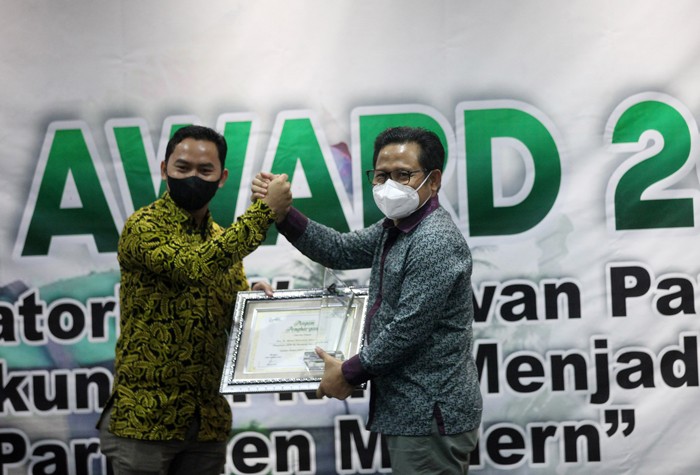 Wakil Ketua DPR Rahmat Gobel menerima award dari panitia Koordinatoriat Wartawan Parlemen di Media Center, Kompleks Parlemen MPR/DPR-DPD, Senayan.