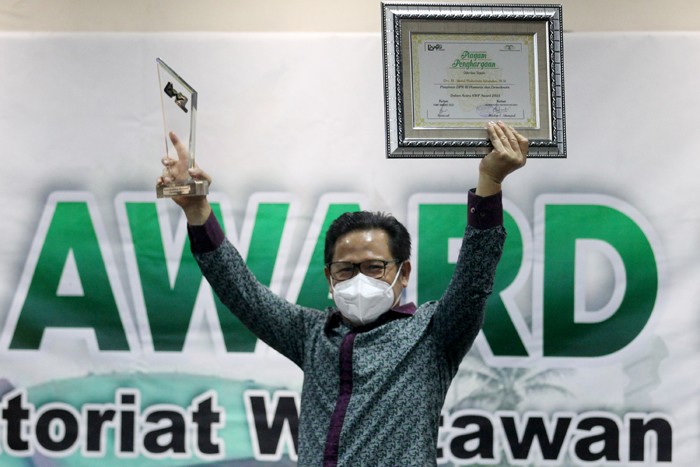 Wakil Ketua DPR Rahmat Gobel menerima award dari panitia Koordinatoriat Wartawan Parlemen di Media Center, Kompleks Parlemen MPR/DPR-DPD, Senayan.