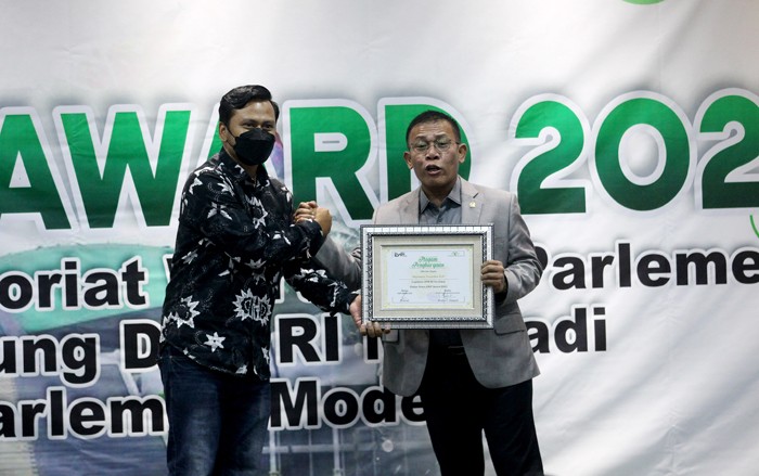 Wakil Ketua DPR Rahmat Gobel menerima award dari panitia Koordinatoriat Wartawan Parlemen di Media Center, Kompleks Parlemen MPR/DPR-DPD, Senayan.