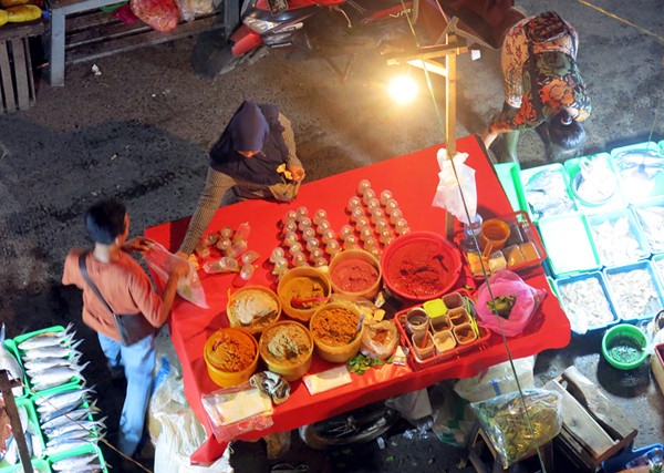 Ratusan pedagang pasar berjualan dibawah penerangan lampu listik PLN di Pasar Kebayoran Baru, Jakarta, Selasa (14/12/2021).