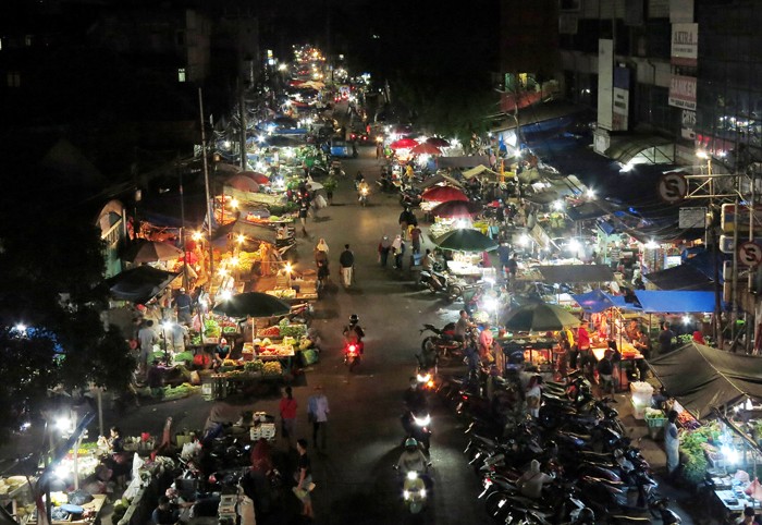 Ratusan pedagang pasar berjualan dibawah penerangan lampu listik PLN di Pasar Kebayoran Baru, Jakarta, Selasa (14/12/2021).