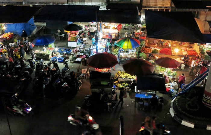 Ratusan pedagang pasar berjualan dibawah penerangan lampu listik PLN di Pasar Kebayoran Baru, Jakarta, Selasa (14/12/2021).