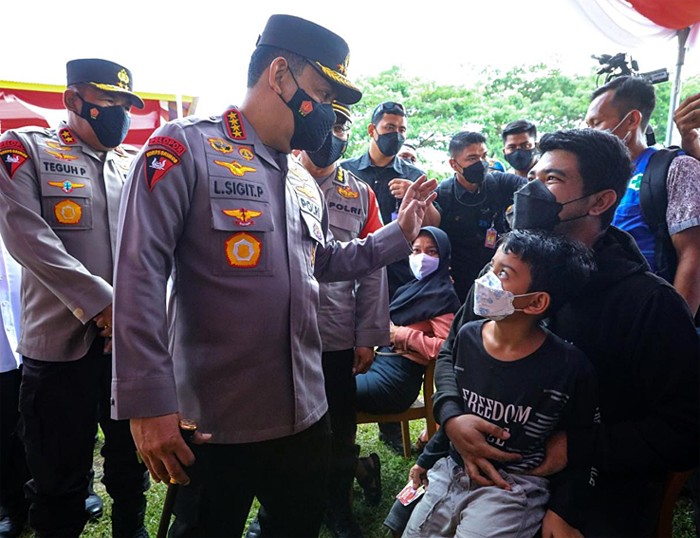 Kapolri Jenderal Listyo Sigit Prabowo meninjau kegiatan vaksinasi massal yang digelar di seluruh Indonesia atau 34 Polda jajaran.