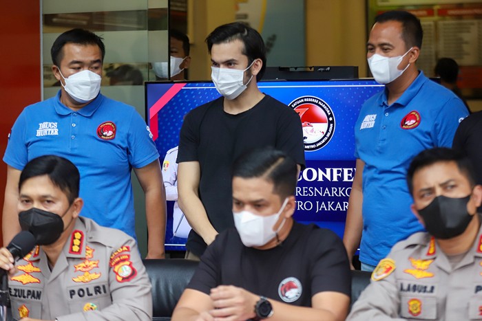 Aktor Rizky Nazar dihadirkan saat konferensi pers terkait penyalahgunaan narkotika jenis ganja di Polres Metro Jakarta Selatan, Rabu (15/12/2021).