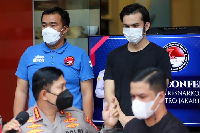 Aktor Rizky Nazar dihadirkan saat konferensi pers terkait penyalahgunaan narkotika jenis ganja di Polres Metro Jakarta Selatan, Rabu (15/12/2021).
