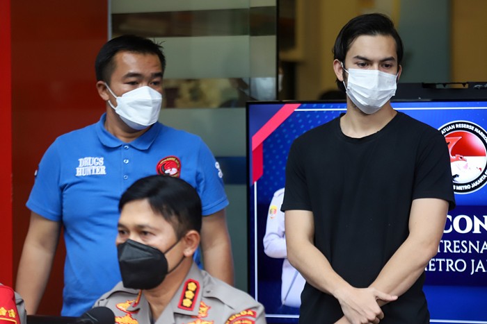 Aktor Rizky Nazar dihadirkan saat konferensi pers terkait penyalahgunaan narkotika jenis ganja di Polres Metro Jakarta Selatan, Rabu (15/12/2021).