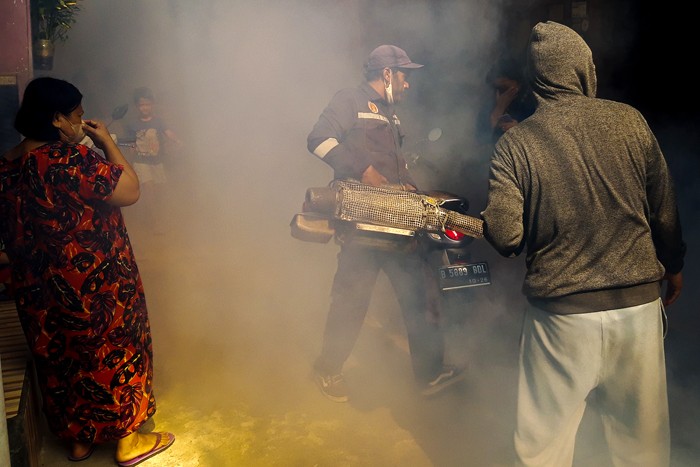 Petugas melakukan pengasapan (Fogging) untuk memberantas pertumbuhan nyamuk Aedes Aegypty serta mencegah penyebaran penyakit Demam Berdarah Dengu (DBD).