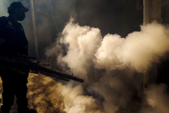 Petugas melakukan pengasapan (Fogging) untuk memberantas pertumbuhan nyamuk Aedes Aegypty serta mencegah penyebaran penyakit Demam Berdarah Dengu (DBD).