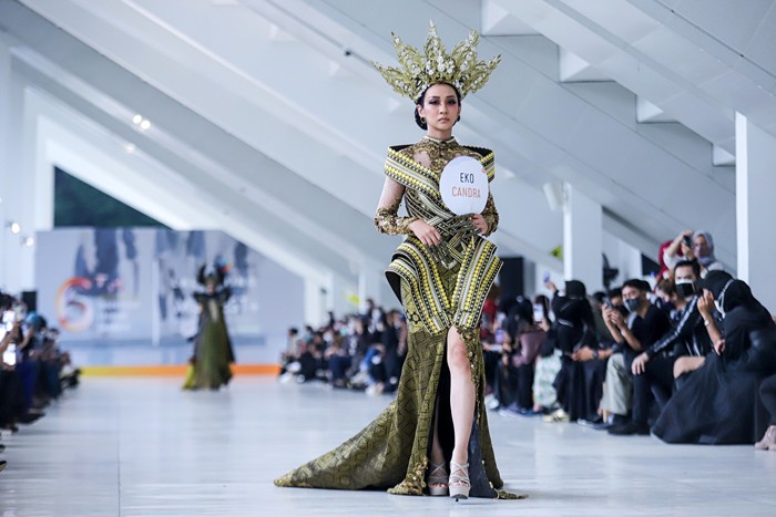Model memperagakan busana saat acara Selebrasi Peluncuran MUFFEST+ 2022 di Istora Senayan, Jakarta Pusat, Kamis (16/12/2021).