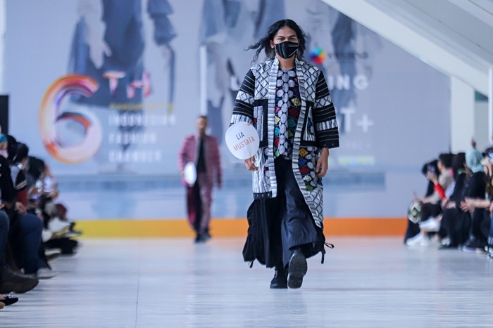 Model memperagakan busana saat acara Selebrasi Peluncuran MUFFEST+ 2022 di Istora Senayan, Jakarta Pusat, Kamis (16/12/2021).