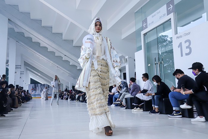 Model memperagakan busana saat acara Selebrasi Peluncuran MUFFEST+ 2022 di Istora Senayan, Jakarta Pusat, Kamis (16/12/2021).