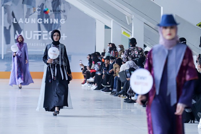 Model memperagakan busana saat acara Selebrasi Peluncuran MUFFEST+ 2022 di Istora Senayan, Jakarta Pusat, Kamis (16/12/2021).