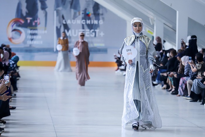 Model memperagakan busana saat acara Selebrasi Peluncuran MUFFEST+ 2022 di Istora Senayan, Jakarta Pusat, Kamis (16/12/2021).